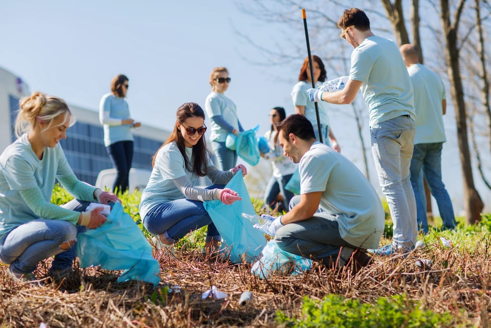 people doing volunteer work